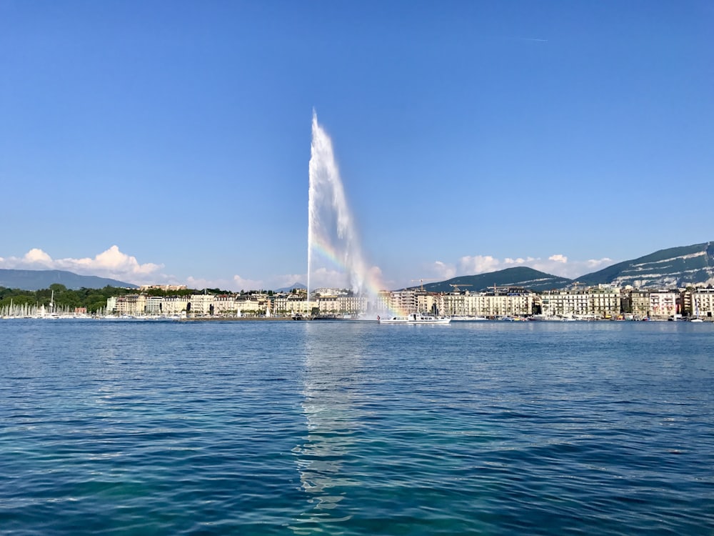 La rade de Genève et son jet d'eau, vus depuis le lac